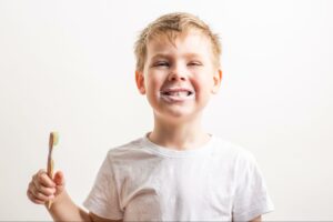Garçon se brosser les dents